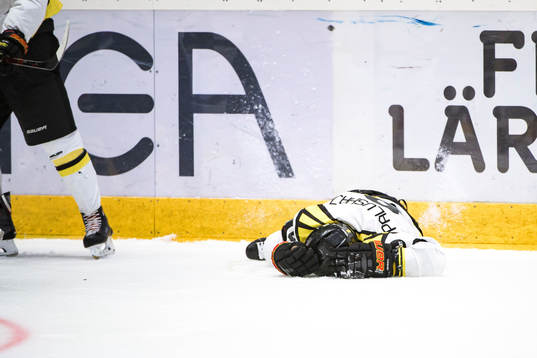 Brynäs Aaron Palushaj ligger kvar på isen