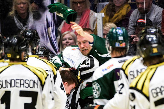 Färjestads Ilari Melart och Brynäs Lukas Kilström i ett
