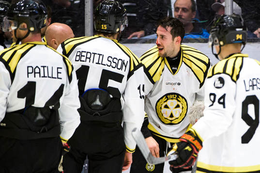 Brynäs Aaron Palushaj blöder från näsan