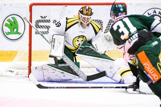 Brynäs målvakt Linus Fernström och Färjestads Dick