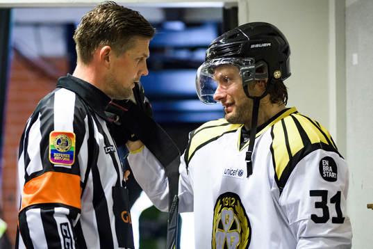 Domare Mikael Nord och Brynäs Jonathan Granström