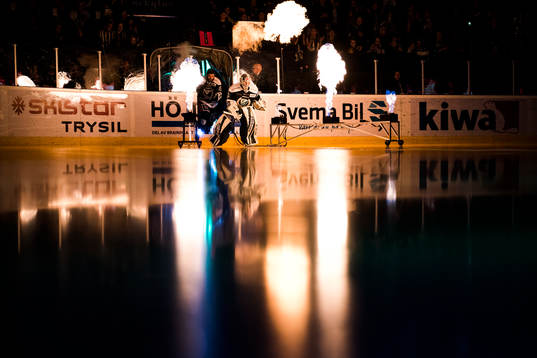 Färjestads målvakt Lars Haugen åker ut på isen