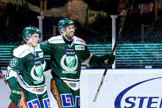 Färjestads Joakim Nygård och Dick Axelsson jublar