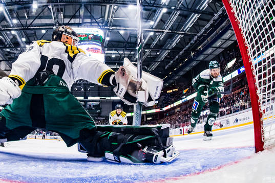 Färjestads Dick Axelsson jublar när han gör mål