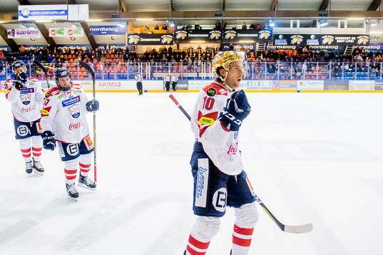 Brett James Cameron of Lillehammer celebrates the 4-7 goal