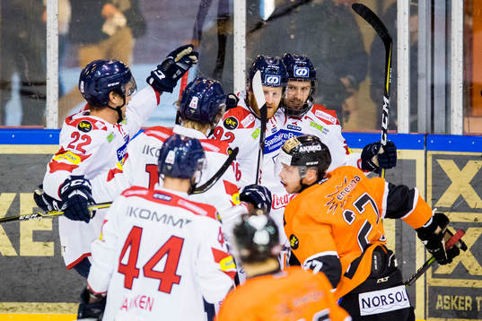 Joey Benik of Lillehammer celebrates with his teammates