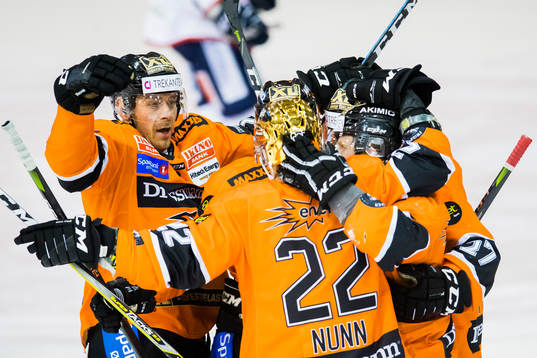 Frisk Asker celebrates the 2-4 goal