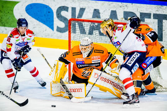 David Morley of Lillehammer, goaltender Nicklas Tobias