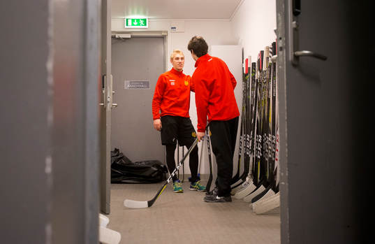 Moras Matias Lassen och Michael Haga i spelarkorridoren