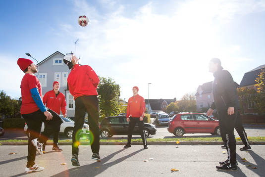Örebros Jare Sallinen och Linus Arnesson värmer upp med