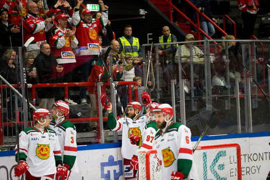 Moras spelare jublar framför fansen
