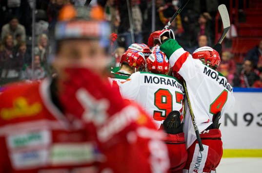 Moras Andrew Rowe gör 1-1 och jublar och Örebros Viktor