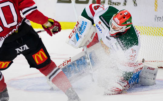 Moras målvakt Christian Engstrand får snö över sig