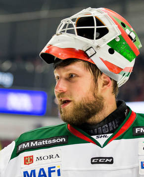 Moras målvakt Christian Engstrand med masken i pannan