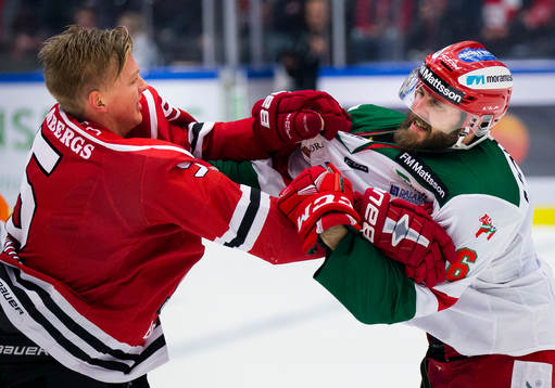 Örebros Gustav Backström och Moras Steven Seigo fightas