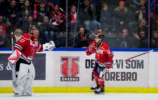 Örebros Libor Hudacek jublar med målvakt Eero Kilpeläinen