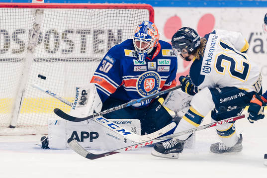 s Mattias Tedenby oroar framför Växjös målvakt Viktor
