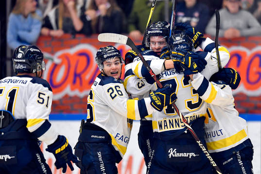 s Sebastian Wännström jublar med lagkamrater
