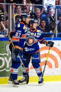 Växjös Robert Rosén och Tuomas Kiiskinen jublar