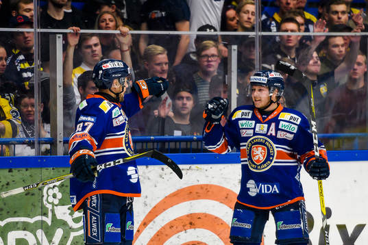 Växjös Robert Rosén och Tuomas Kiiskinen jublar