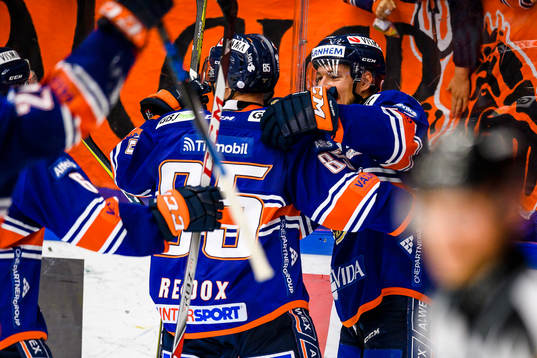 Växjös Liam Reddox och Robert Rosén jublar