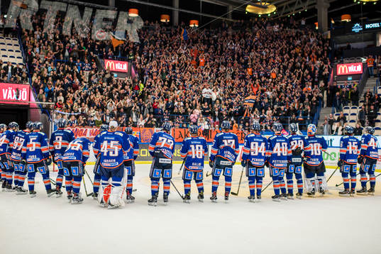 Växjös spelare jublar framför fansen