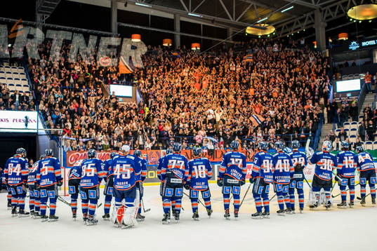 Växjös spelare jublar framför fansen