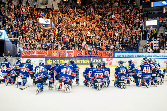 Växjös spelare jublar framför fansen