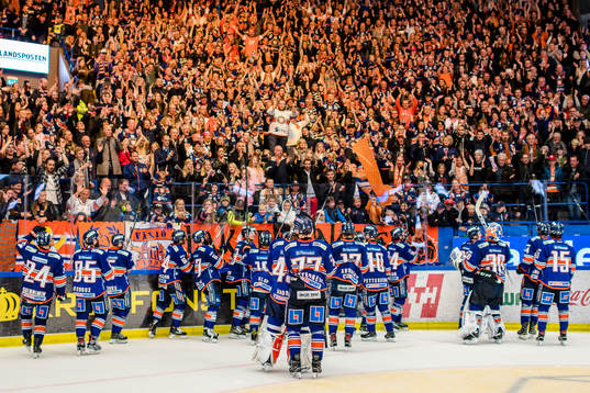 Växjös spelare jublar framför fansen