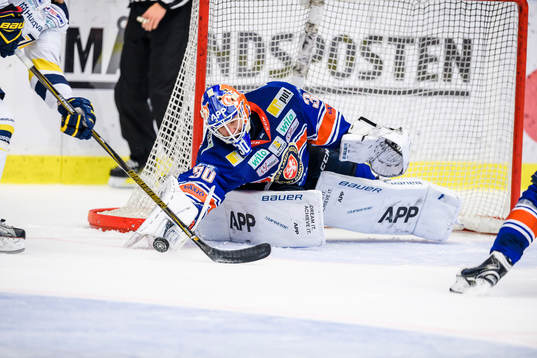 Växjös målvakt Viktor Fasth bryter en passning
