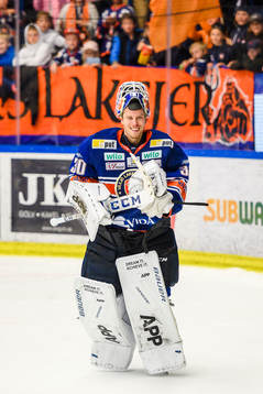 Växjös målvakt Viktor Fasth jublar