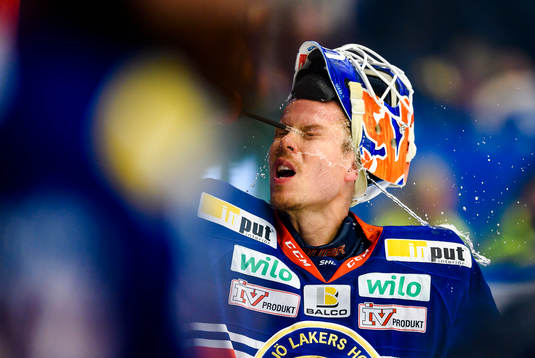 Växjös målvakt Viktor Fasth sprutar vatten i ansiktet