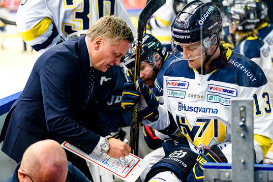 s assisterande tränare Stephan Lundh pratar med HV71:s