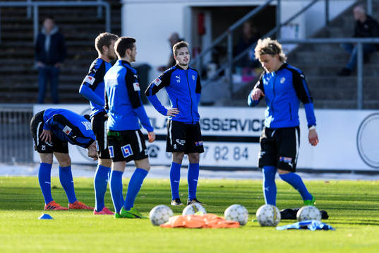 Halmstads spelare värmer upp före fotbollsmatchen i