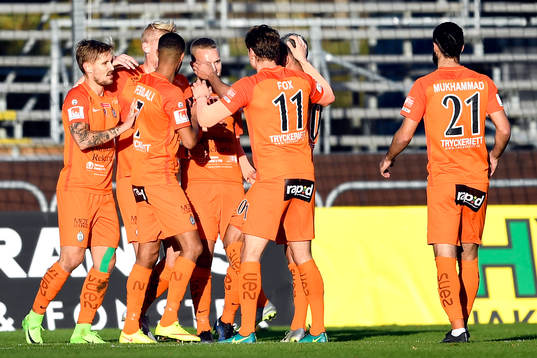 AFC Eskilstunas Ludvig Öhman jublar med lagkamrater