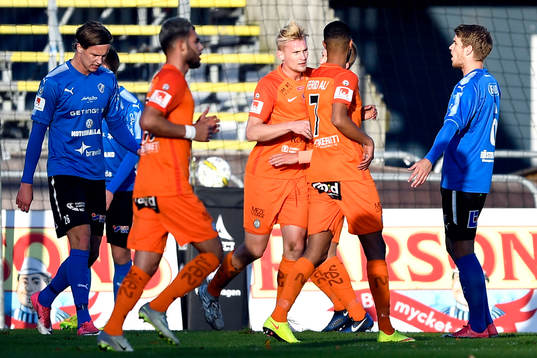AFC Eskilstunas Ludvig Öhman jublar med lagkamrater