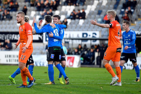 Halmstads Gabriel Gudmundsson jublar med Jonathan Svedberg