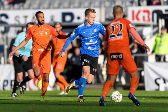Halmstads Andreas Bengtsson jagas av AFC Eskilstunas Ferid