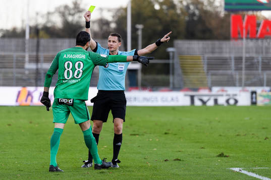 Domare Andreas Ekberg ger gult kort till AFC Eskilstunas