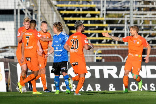 AFC Eskilstunas spelafe jublar