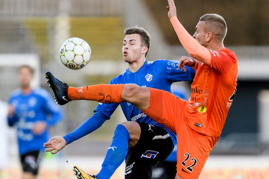 Halmstads Gabriel Gudmundsson och AFC Eskilstunas Alexander