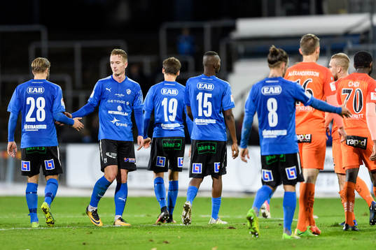 Spelarna tackar varandra