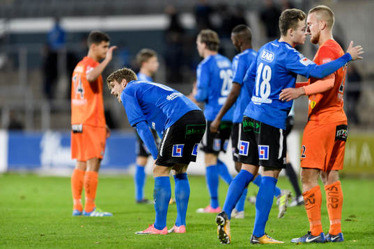 Spelarna tackar varandra