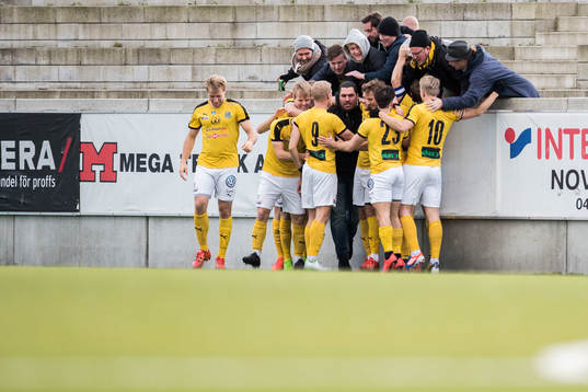 Lunds Fredrik Karlsson jublar med lagkamrater och supportrar