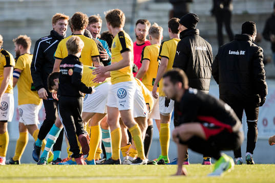 Lunds spelare jublar samtidigt som en Trollhättan spelare