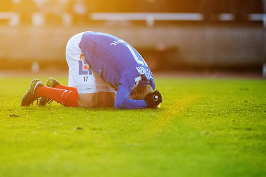 Åtvidabergs Adrian Petersson ligger ner och tar sig mot