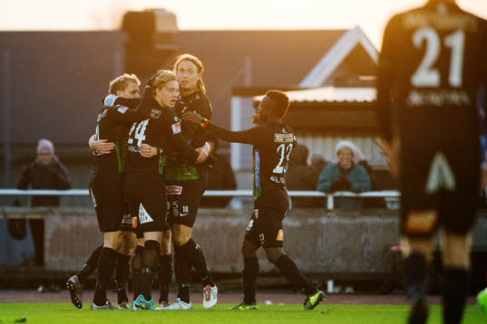 Varbergs Gabriel Altemark-Vanneryr jublar med Jakob Olsson,