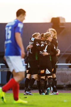 Varbergs Gabriel Altemark-Vanneryr jublar med Jakob Olsson,