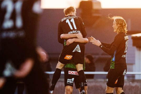 Varbergs Gabriel Altemark-Vanneryr jublar med Jakob Olsson