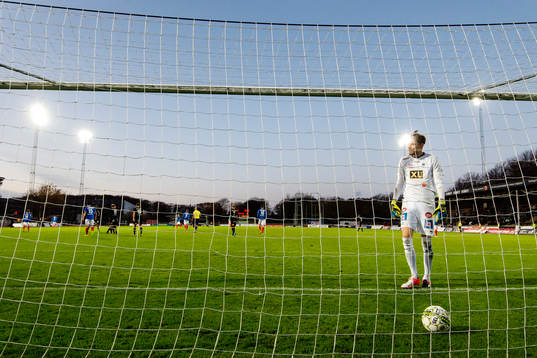 Varbergs Peter Nyström (ej i bild) gör 3-0-målet bakom
